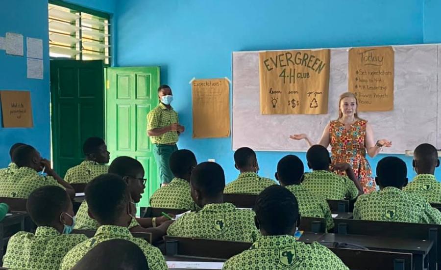 Fellow Sherrie Ray introduces her students to 4-H and shares stories with them about her 4-H leadership experiences in high school.