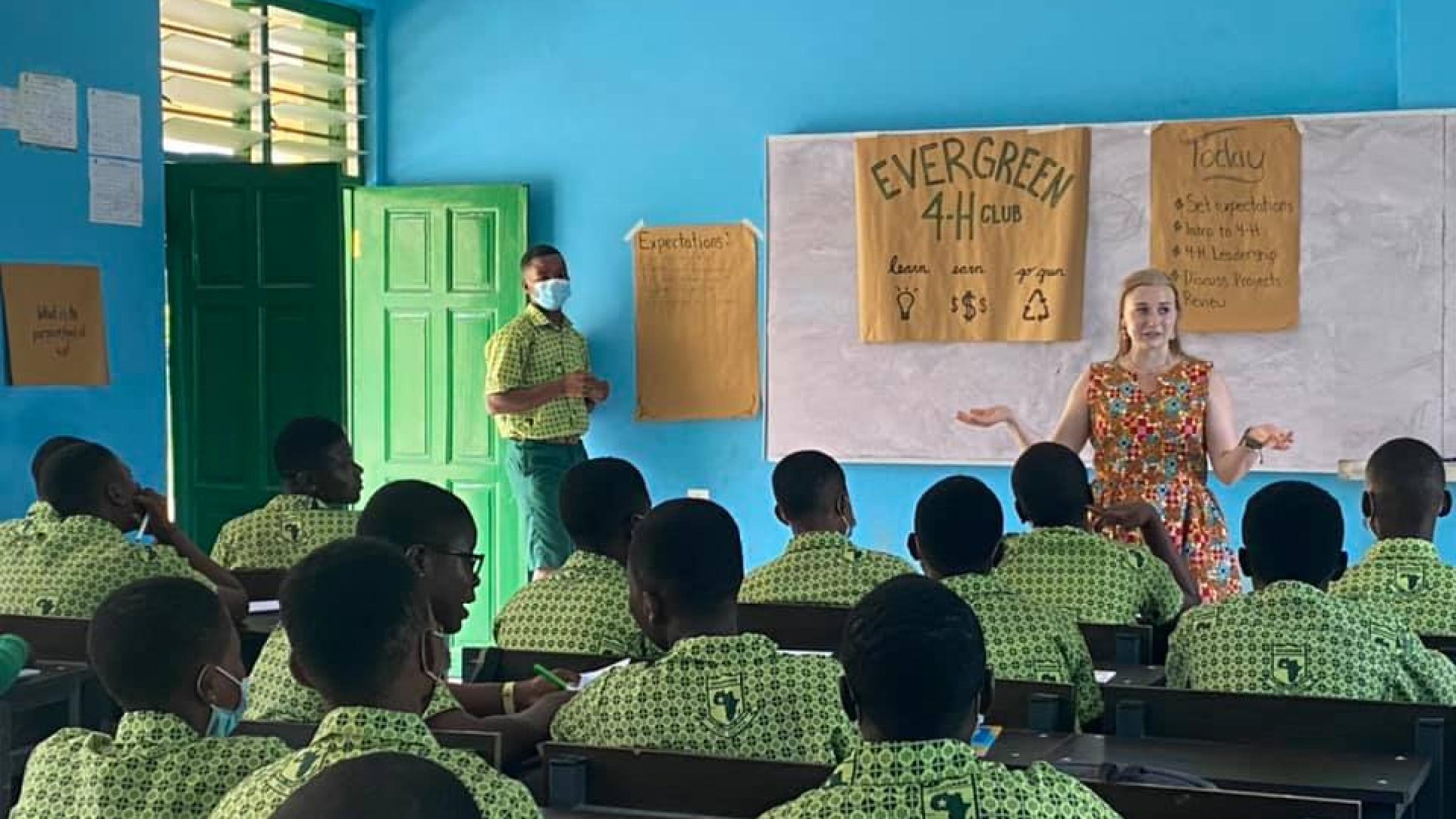 Fellow Sherrie Ray introduces her students to 4-H and shares stories with them about her 4-H leadership experiences in high school.
