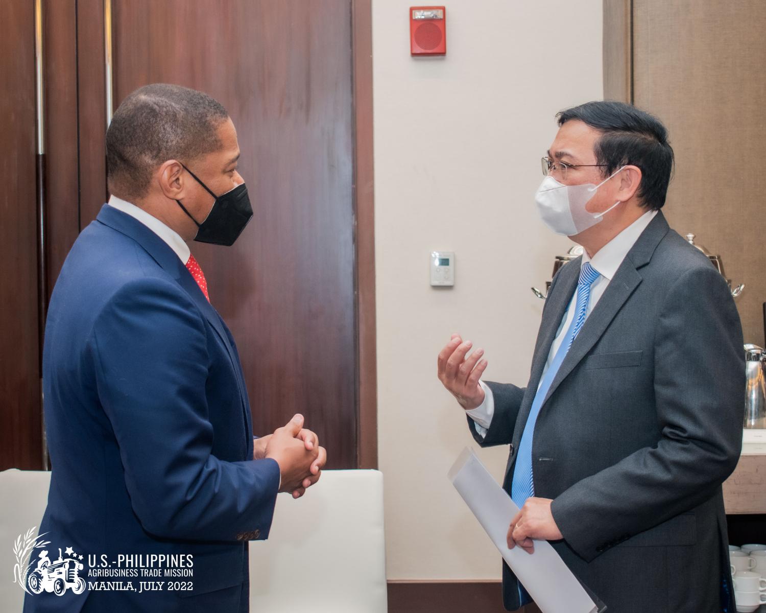 Administrator Whitley meets with Dr. Oscar Gutierrez of the FDA, an FAS Cochran Fellowship Program alum, to discuss U.S.-Philippine partnership on food safety, international trade, & the USDA B-SAFE project.